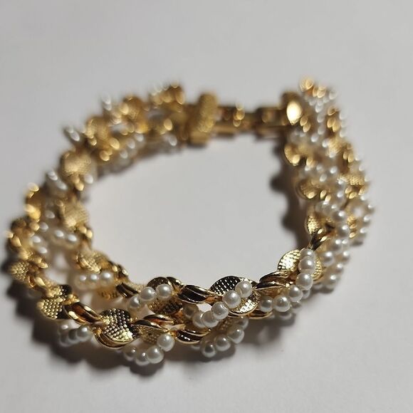 Elegant Gold and Faux Pearl Bracelet - Picture 1 of 3